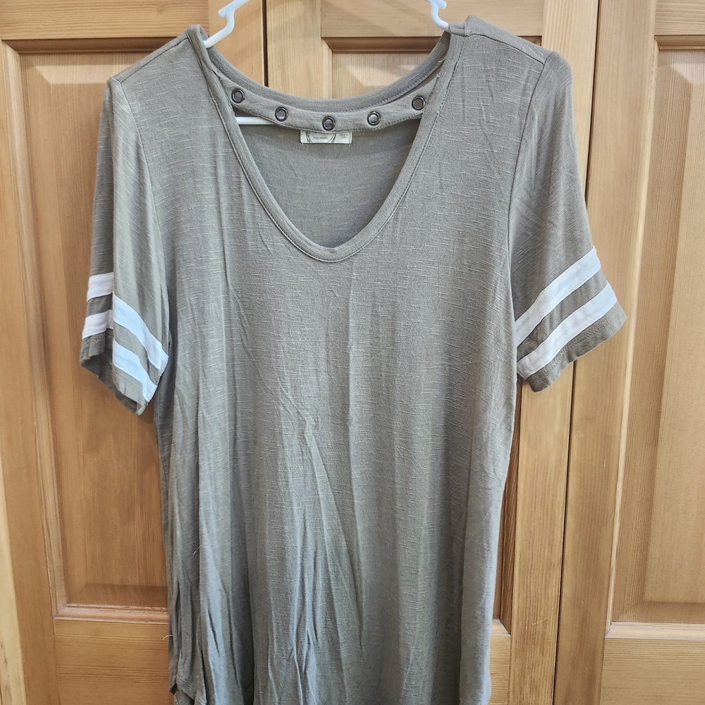 Maurices Gray and Green Cuffed Sleeve Short Sleeve Tee